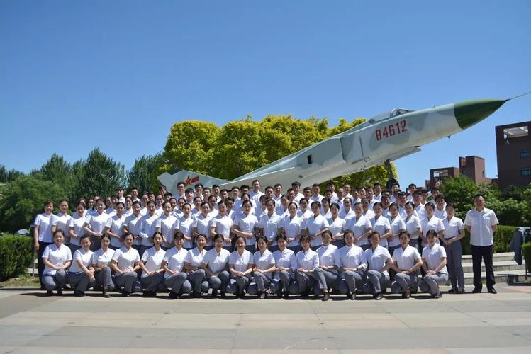 民用航空学院受委托对1400余名高铁乘务员,贵宾室服务员进行服务礼仪