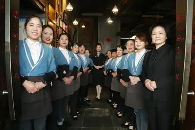 抓美食服务礼仪培训 张家界秦大妈对准国际标准