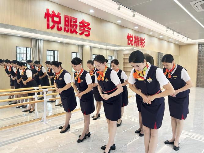 和《广州客运段动车组乘务员客运服务礼仪标准》为理论基础,围绕仪容